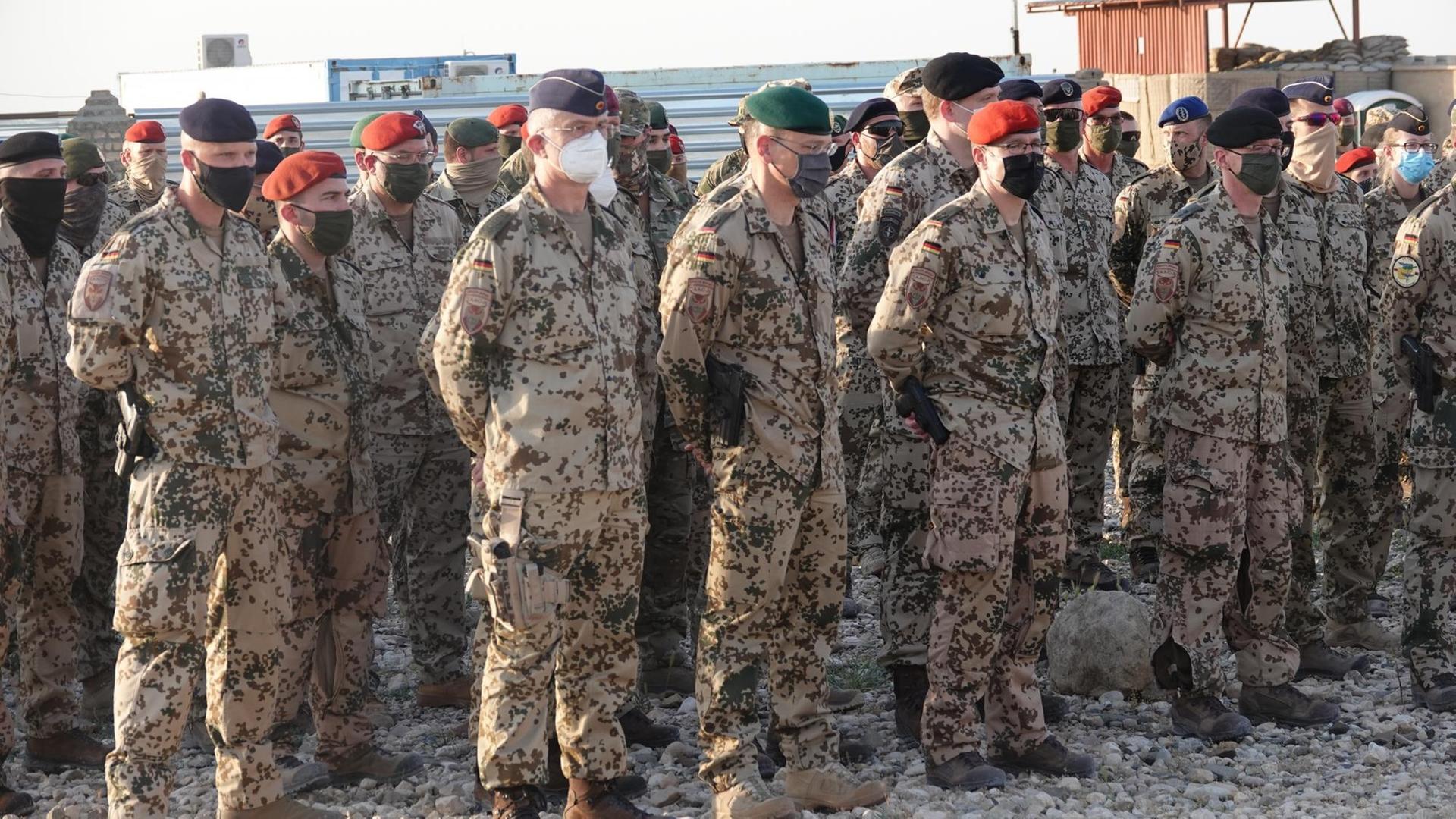 Bundeswehrsoldaten stehen im nordafghanischen Masar-i-Scharif bei einem Besuch von Außenminister Maas (SPD, nicht im Bild) im Camp Marmal. Bundeswehrsoldaten stehen im nordafghanischen Masar-i-Scharif bei einem Besuch von Außenminister Maas (SPD, nicht im Bild) im Camp Marmal.