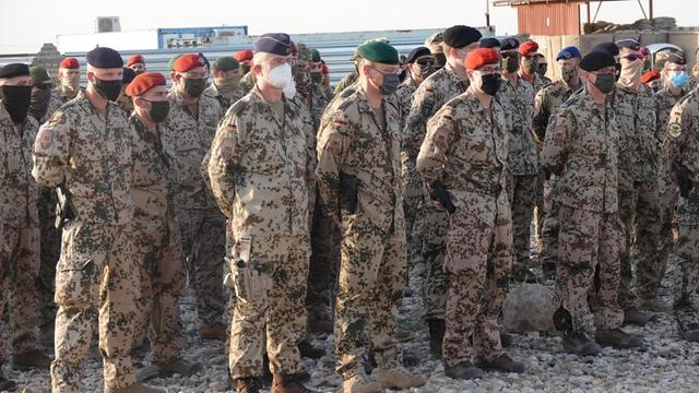 Bundeswehrsoldaten stehen im nordafghanischen Masar-i-Scharif bei einem Besuch von Außenminister Maas (SPD, nicht im Bild) im Camp Marmal.
