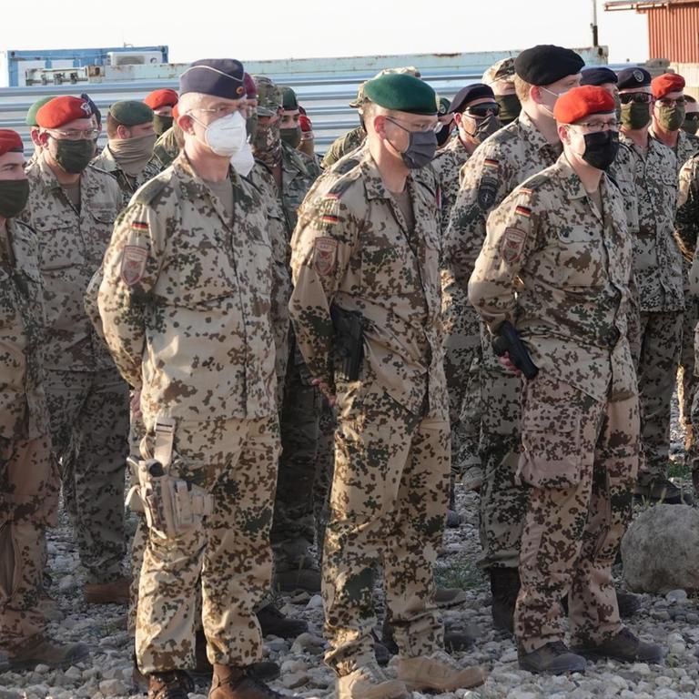 Bundeswehrsoldaten stehen im nordafghanischen Masar-i-Scharif bei einem Besuch von Außenminister Maas (SPD, nicht im Bild) im Camp Marmal.