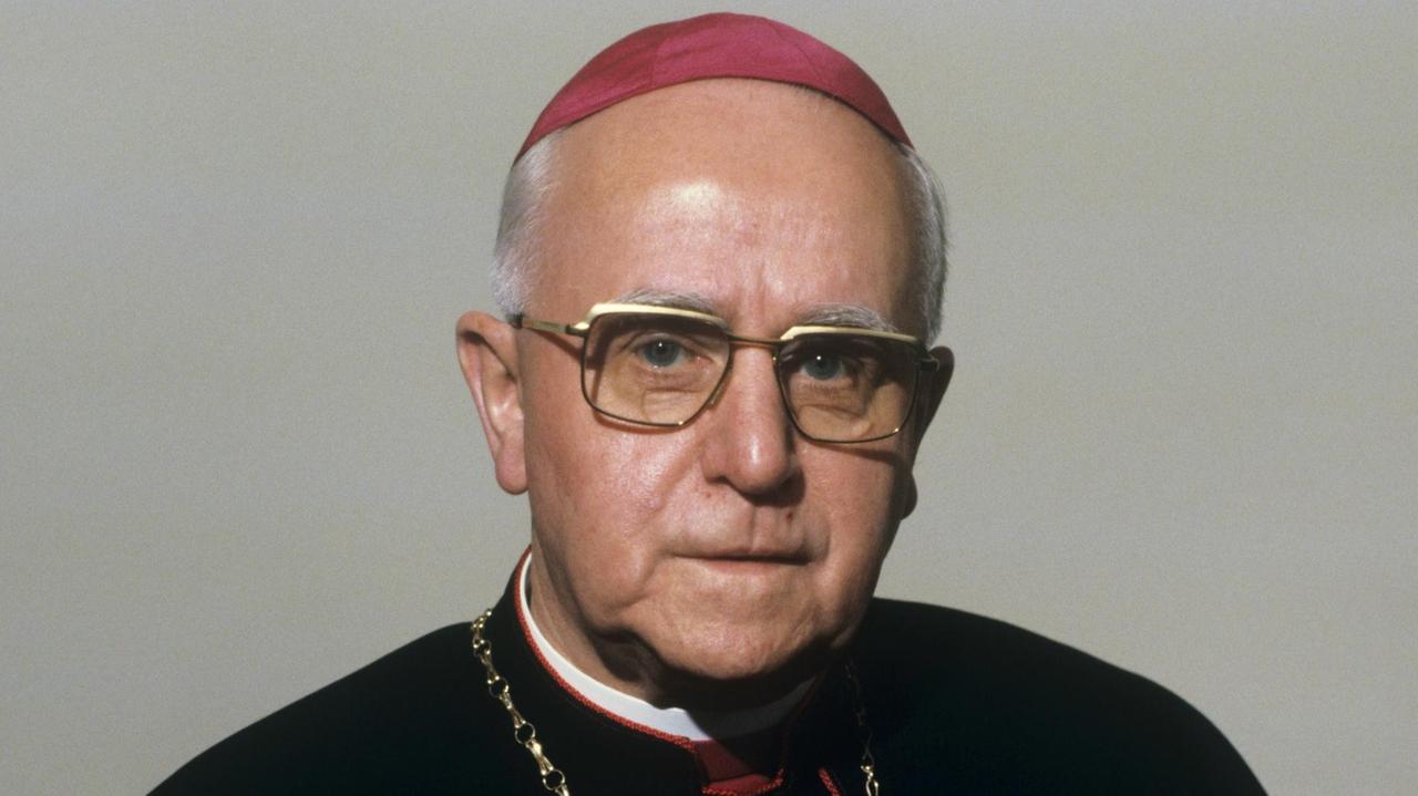 Der ehemalige Bischof von Hildesheim, Heinrich Maria Janssen, aufgenommen 1979 am Rande der Bischofskonferenz in Fulda. Der ehemalige Bischof von Hildesheim, Heinrich Maria Janssen, aufgenommen 1979 am Rande der Bischofskonferenz in Fulda.