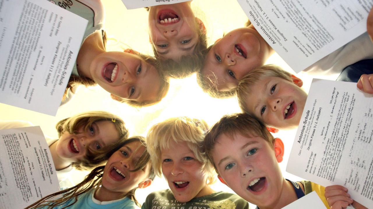 Schulkinder beim Zeugnistag Schulkinder beim Zeugnistag