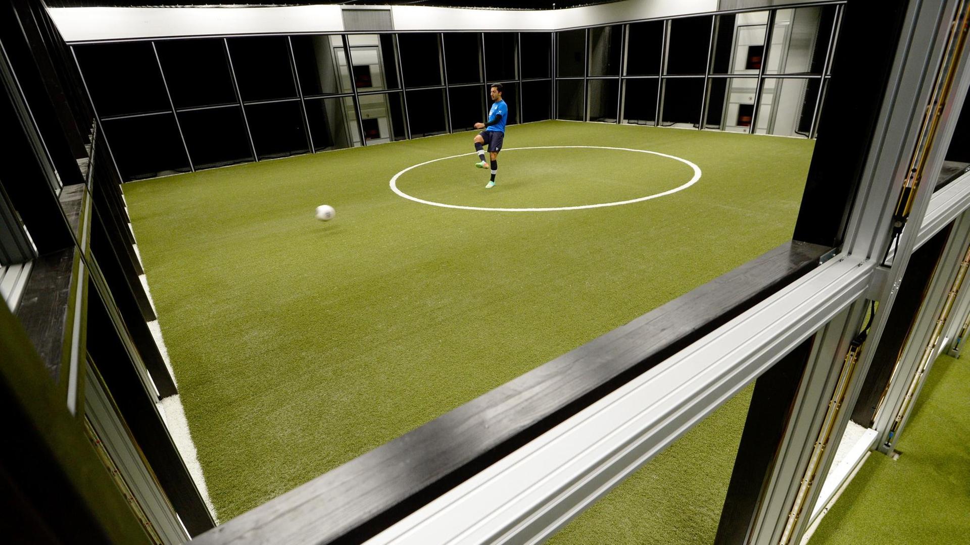 Tarik Elyounoussi, Spieler des Bundesligisten TSG 1899 Hoffenheim, demonstriert am 25.02.2014 in Zuzenhausen (Baden-Württemberg) den Trainingsroboter Footbonaut. Tarik Elyounoussi, Spieler des Bundesligisten TSG 1899 Hoffenheim, demonstriert am 25.02.2014 in Zuzenhausen (Baden-Württemberg) den Trainingsroboter Footbonaut.
