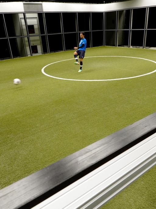 Tarik Elyounoussi, Spieler des Bundesligisten TSG 1899 Hoffenheim, demonstriert am 25.02.2014 in Zuzenhausen (Baden-Württemberg) den Trainingsroboter Footbonaut.
