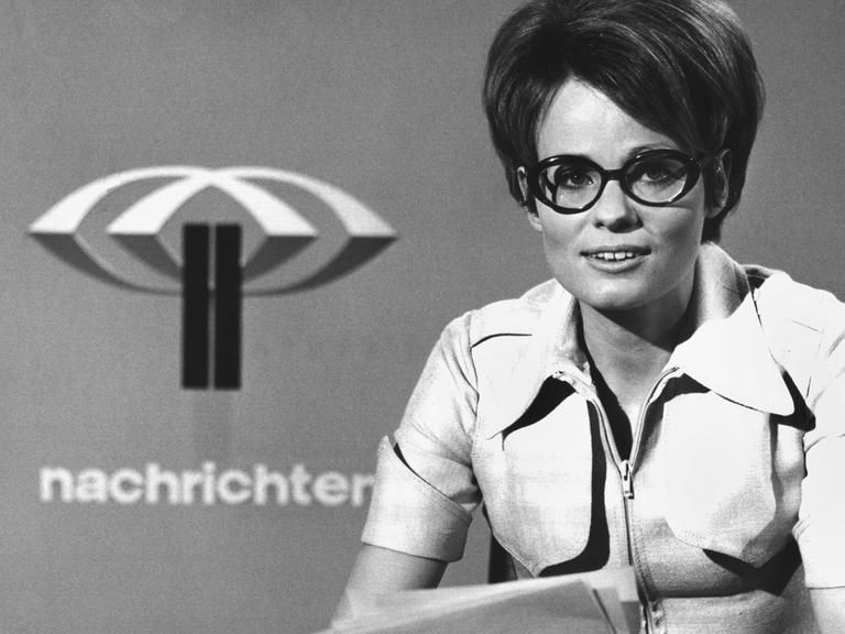 Wibke Bruhns liest im ZDF als erste Frau am 12. Mai 1971 die Spätnachrichten. Die Journalistin durchbrach damit eine Männerdomäne im bundesdeutschen Nachrichtengeschäft.