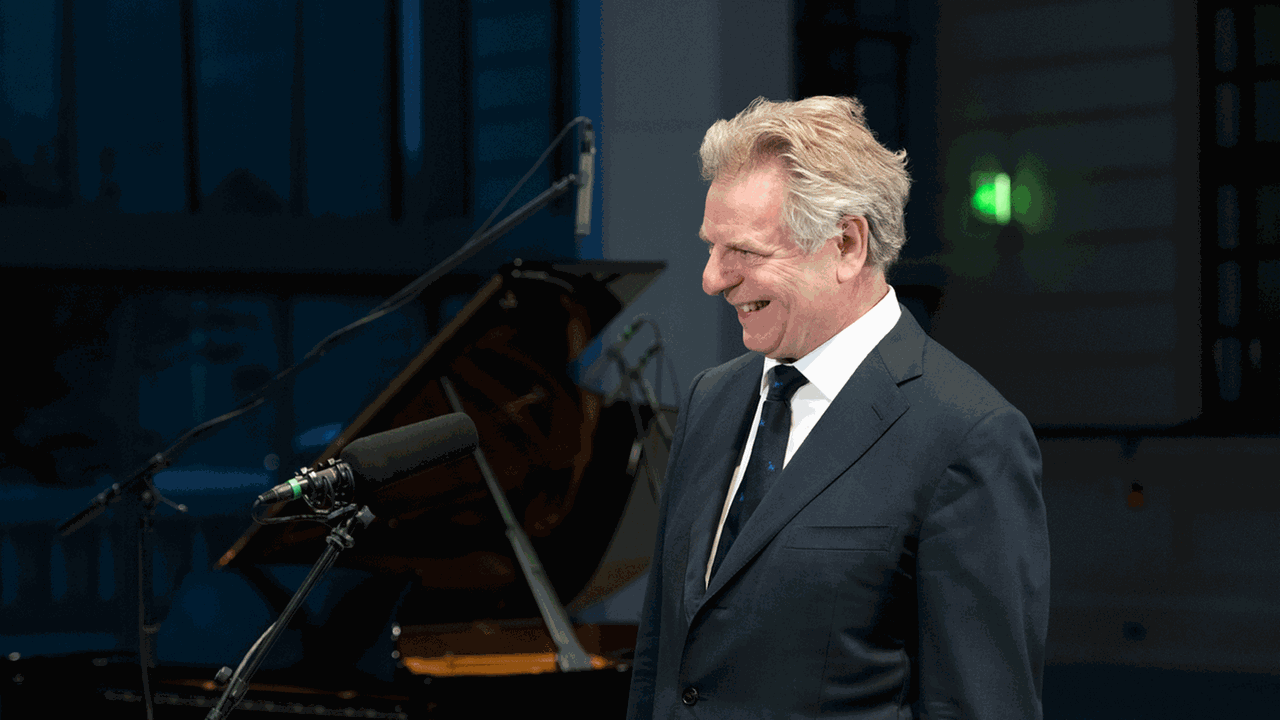 Der Klarinettist und Dirigent Karl-Heinz Steffens im Glashof des Jüdischen Museums Berlin am 14.5.2020 beim Festival Intonations. Der Klarinettist und Dirigent Karl-Heinz Steffens im Glashof des Jüdischen Museums Berlin am 14.5.2020 beim Festival Intonations.
