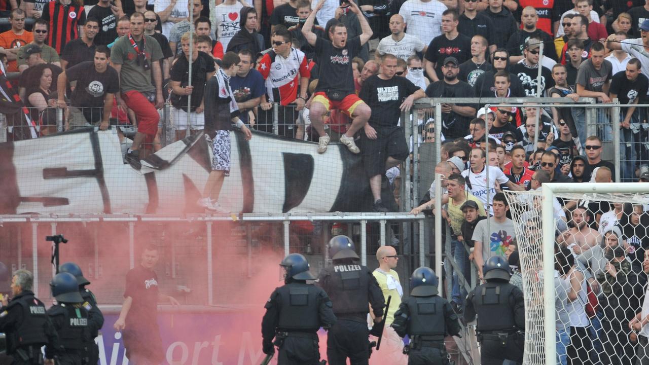 Polizeikräfte gehen nach einem Fußball-Spiel gegen randalierende Fans vor. Polizeikräfte gehen nach einem Fußball-Spiel gegen randalierende Fans vor.