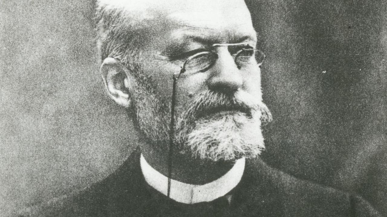 Eine schwarz-weiße Fotografie zeigt Er war den französischen Mediziner und Bakteriologen Charles Louis Alphonse Laveran. Er trägt einen graue Vollbart und randlose Brille. Eine schwarz-weiße Fotografie zeigt Er war den französischen Mediziner und Bakteriologen Charles Louis Alphonse Laveran. Er trägt einen graue Vollbart und randlose Brille.