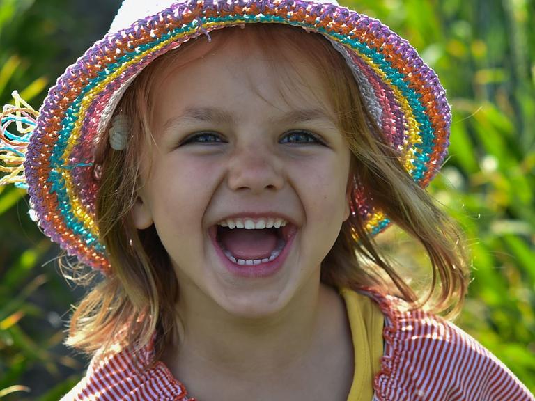 Lachendes kleines Mädchen, Juni 2014