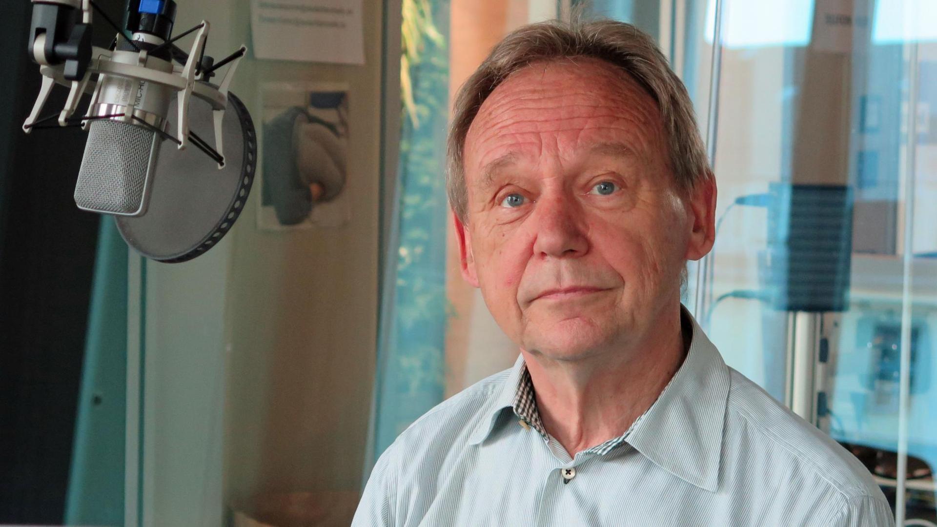 Der britisch-deutsche Journalist Alan Posener zu Gast bei Deutschlandfunk Kultur. Der britisch-deutsche Journalist Alan Posener zu Gast bei Deutschlandfunk Kultur.