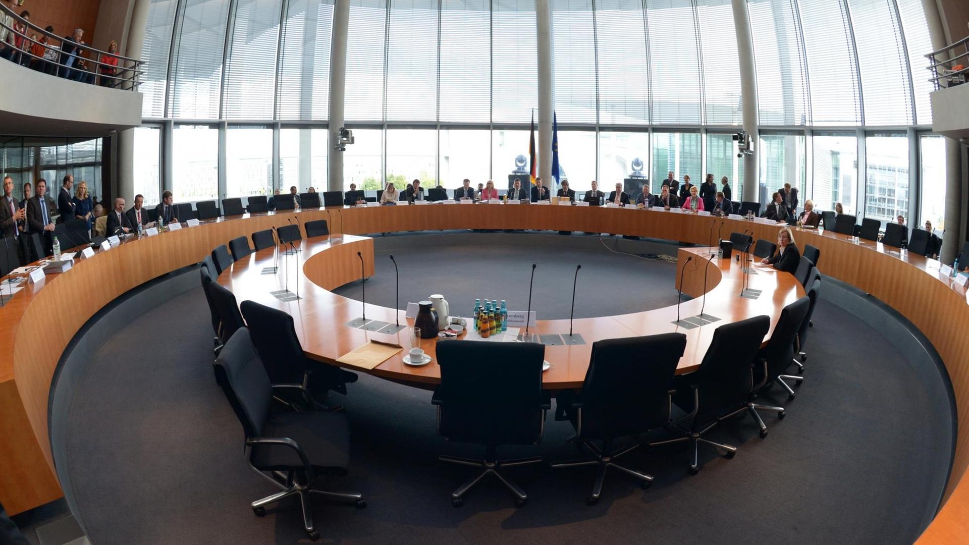 Mit der Vernehmung eines Zeugen wird am 25.09.2014 im Paul-Löbe-Haus in Berlin eine öffentliche Sitzung des NSA- Untersuchungsausschusses fortgesetzt. Mit der Vernehmung eines Zeugen wird am 25.09.2014 im Paul-Löbe-Haus in Berlin eine öffentliche Sitzung des NSA- Untersuchungsausschusses fortgesetzt.