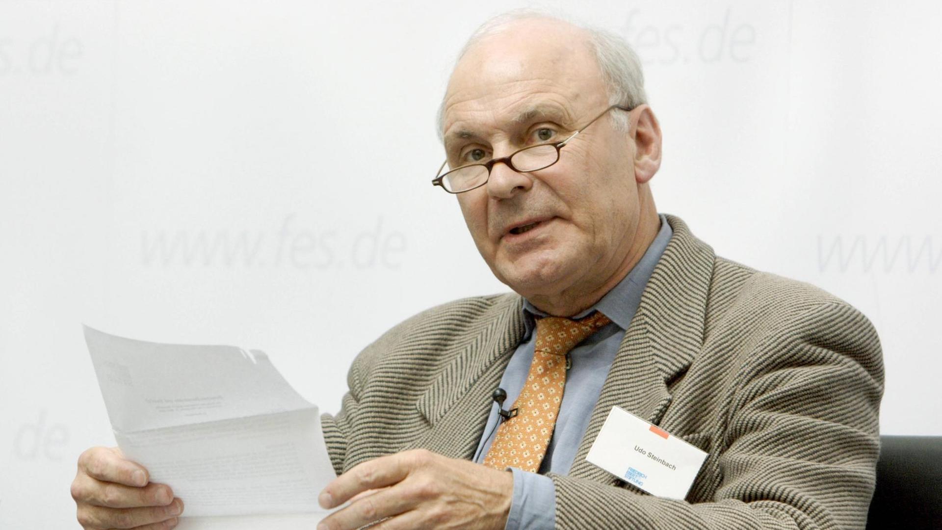Der Islamwissenschaftler Udo Steinbach auf einer Podiumsdiskussion im März 2006. Der Islamwissenschaftler Udo Steinbach auf einer Podiumsdiskussion im März 2006.
