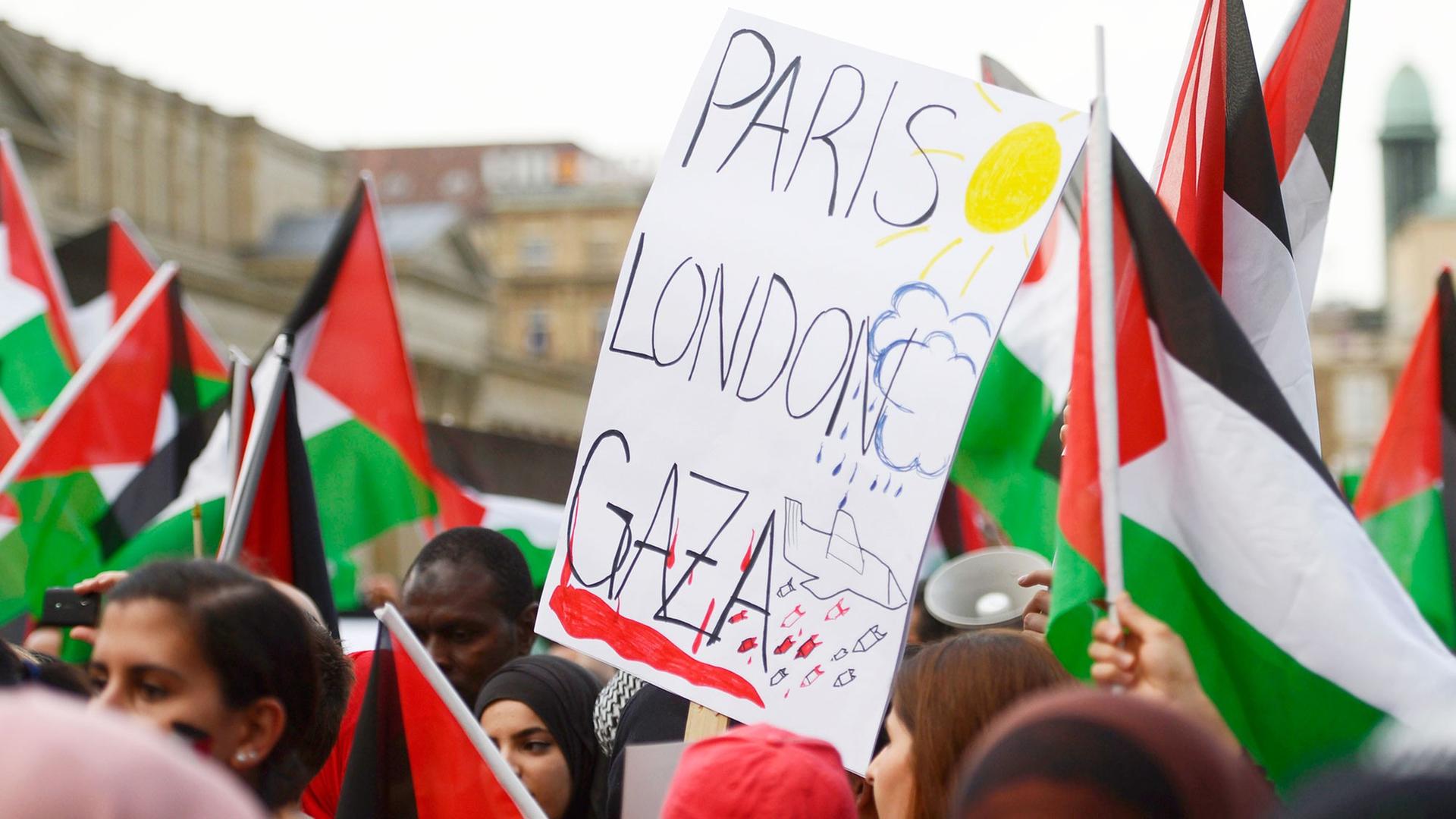 Demonstration gegen die israelischen Angriffe im Gazastreifen in Stuttgart. Demonstration gegen die israelischen Angriffe im Gazastreifen in Stuttgart.