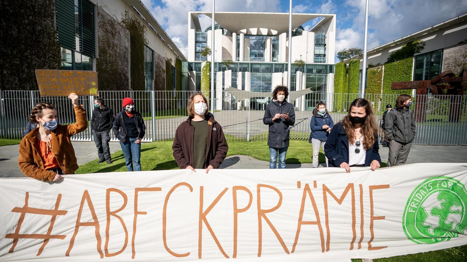 Aktivisten der Fridays for Future-Bewegung stehen mit einem Transparent mit der Aufschrift "#Abfckprämie" vor dem Kanzleramt. Aktivisten der Fridays for Future-Bewegung stehen mit einem Transparent mit der Aufschrift "#Abfckprämie" vor dem Kanzleramt.