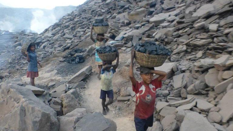 Kinderarbeit auf den Kohlefeldern von Jharia, Indien.
