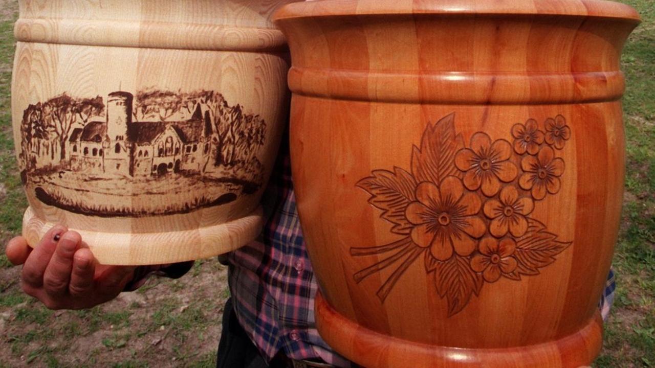 Stellmacher Erhard Bohse aus Müggenburg bei Anklam präsentiert seine Holztöpfe nach eigenem Patent. Stellmacher Erhard Bohse aus Müggenburg bei Anklam präsentiert seine Holztöpfe nach eigenem Patent.