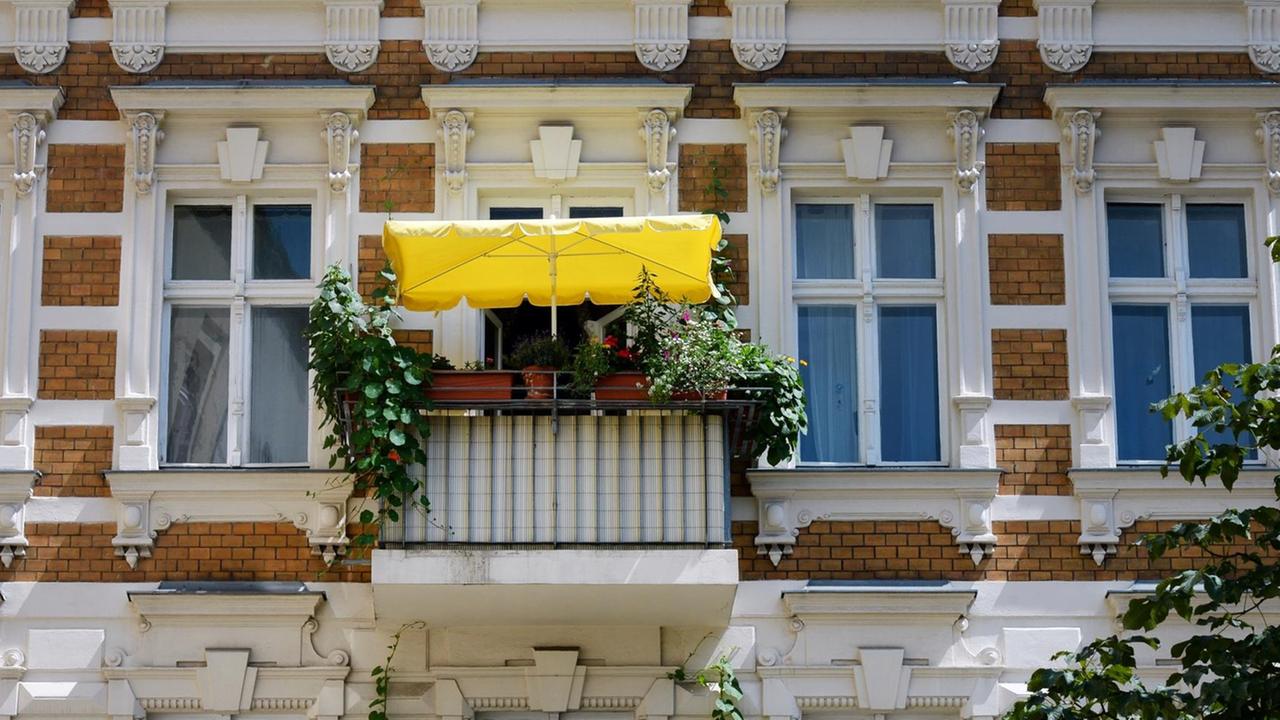 Ein bepflanzter Balkon mit einem gelben Sonnenschirm, fotografiert am 06.07.2017 in Berlin Mitte. Ein bepflanzter Balkon mit einem gelben Sonnenschirm, fotografiert am 06.07.2017 in Berlin Mitte.
