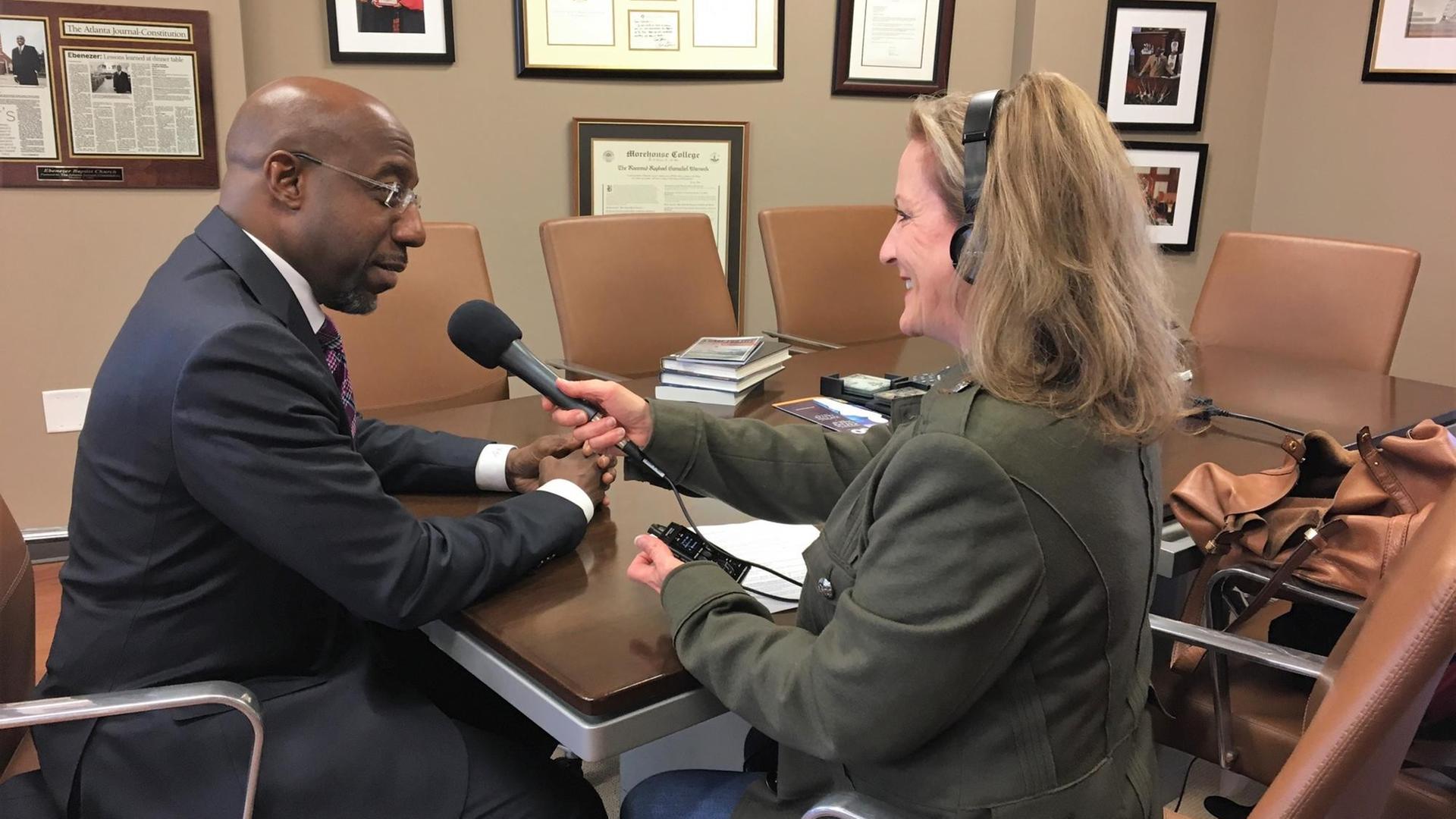 Reverend Raphael Warnock im Dlf-Interview mit Katja Ridderbusch im Jahr 2018 Reverend Raphael Warnock im Dlf-Interview mit Katja Ridderbusch im Jahr 2018