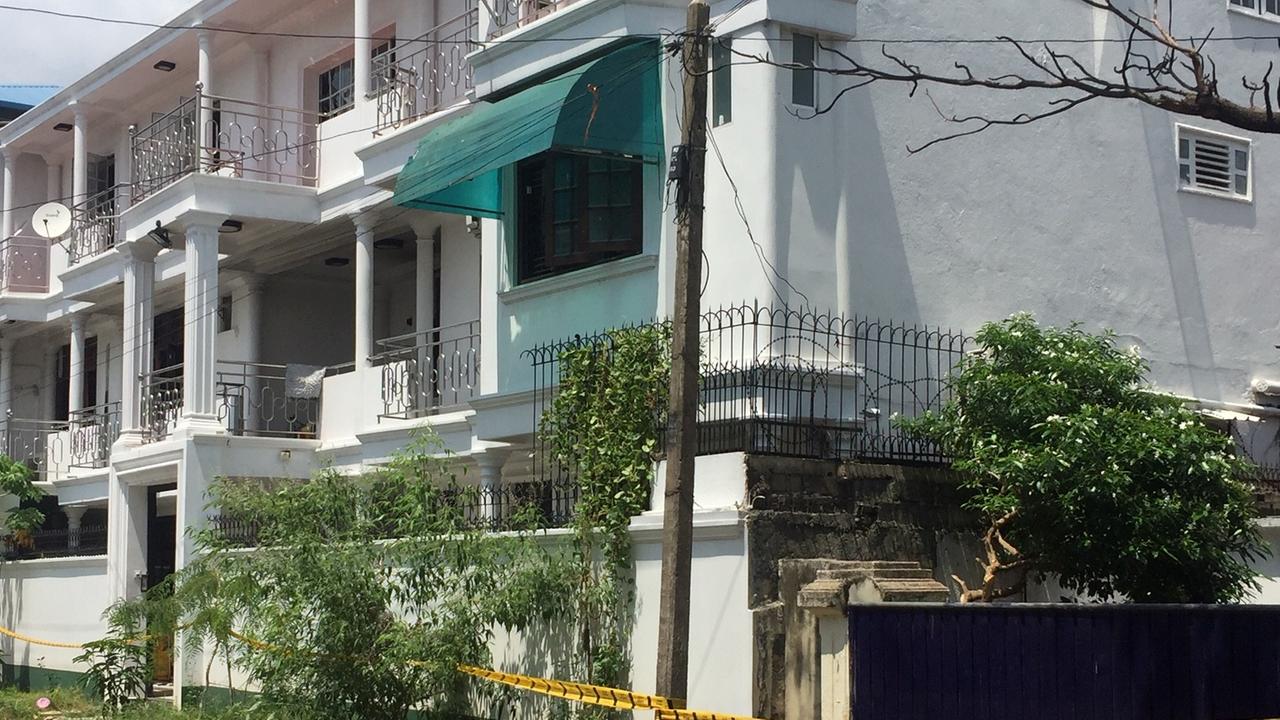 Bei Razzien nach den Anschlägen in Colombo sollen sich Familienmitglieder der Attentäter in die Luft gesprengt haben. Bei Razzien nach den Anschlägen in Colombo sollen sich Familienmitglieder der Attentäter in die Luft gesprengt haben.