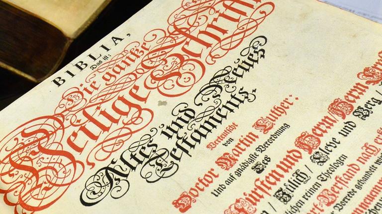 In der Ausstellung "Luther und die deutsche Sprache" ist am 04.05.2016 auf der Wartburg in Eisenach (Thüringen) eine Bibelausgabe, gedruckt 1700 in Nürnberg, in der Schaubibliothek zu sehen. In der Ausstellung "Luther und die deutsche Sprache" ist am 04.05.2016 auf der Wartburg in Eisenach (Thüringen) eine Bibelausgabe, gedruckt 1700 in Nürnberg, in der Schaubibliothek zu sehen.