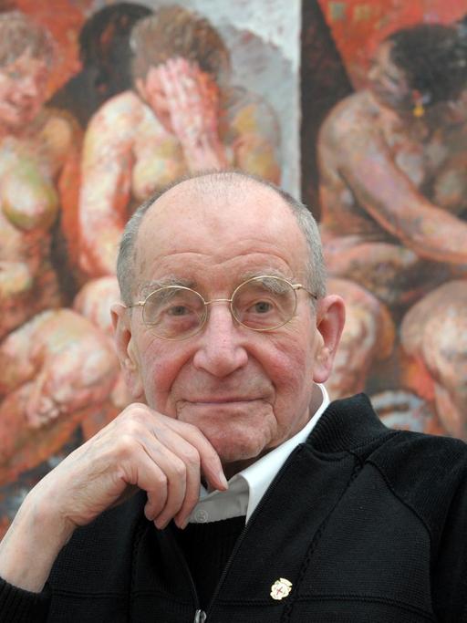 Der Maler Willi Sitte sitzt vor dem Bild "Rückgabe des Apfels" (1992)