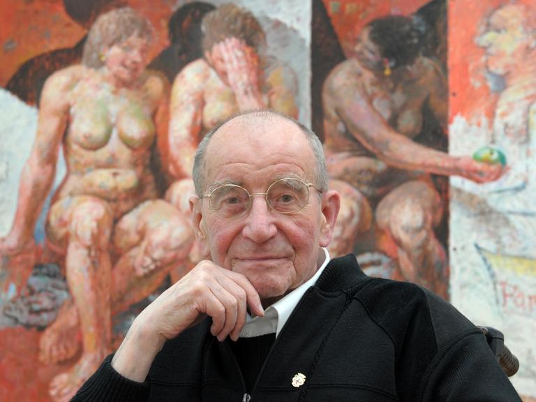Der Maler Willi Sitte sitzt vor dem Bild "Rückgabe des Apfels" (1992)