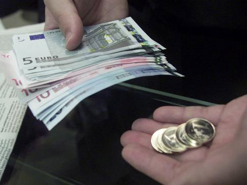 Geld wechselt die Hände Geld wechselt die Hände
