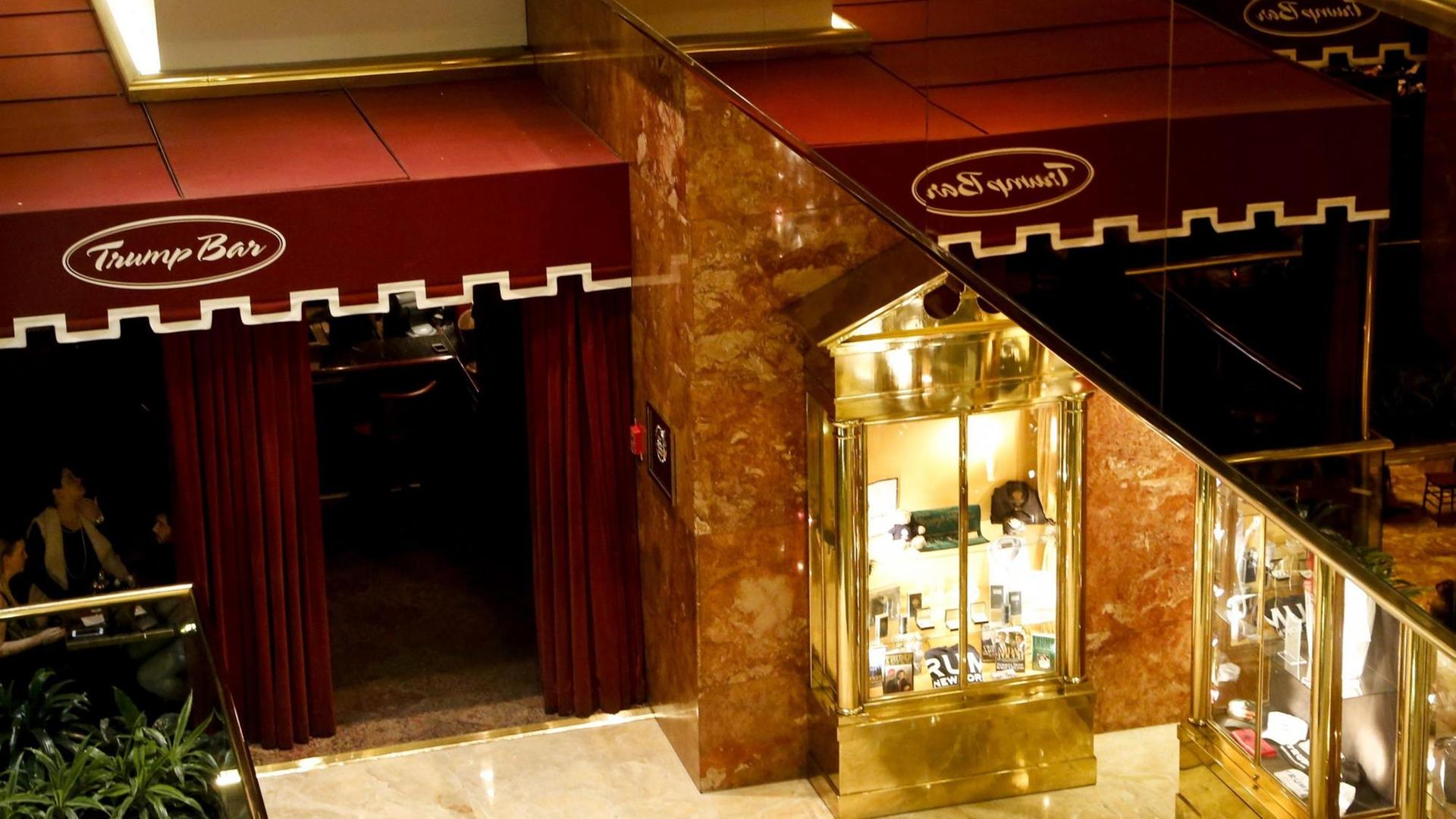 Die Trump Bar im Trump Tower in New York, wo der künftige US-Präsident zu Beratungen geladen hatte. Die Trump Bar im Trump Tower in New York, wo der künftige US-Präsident zu Beratungen geladen hatte.