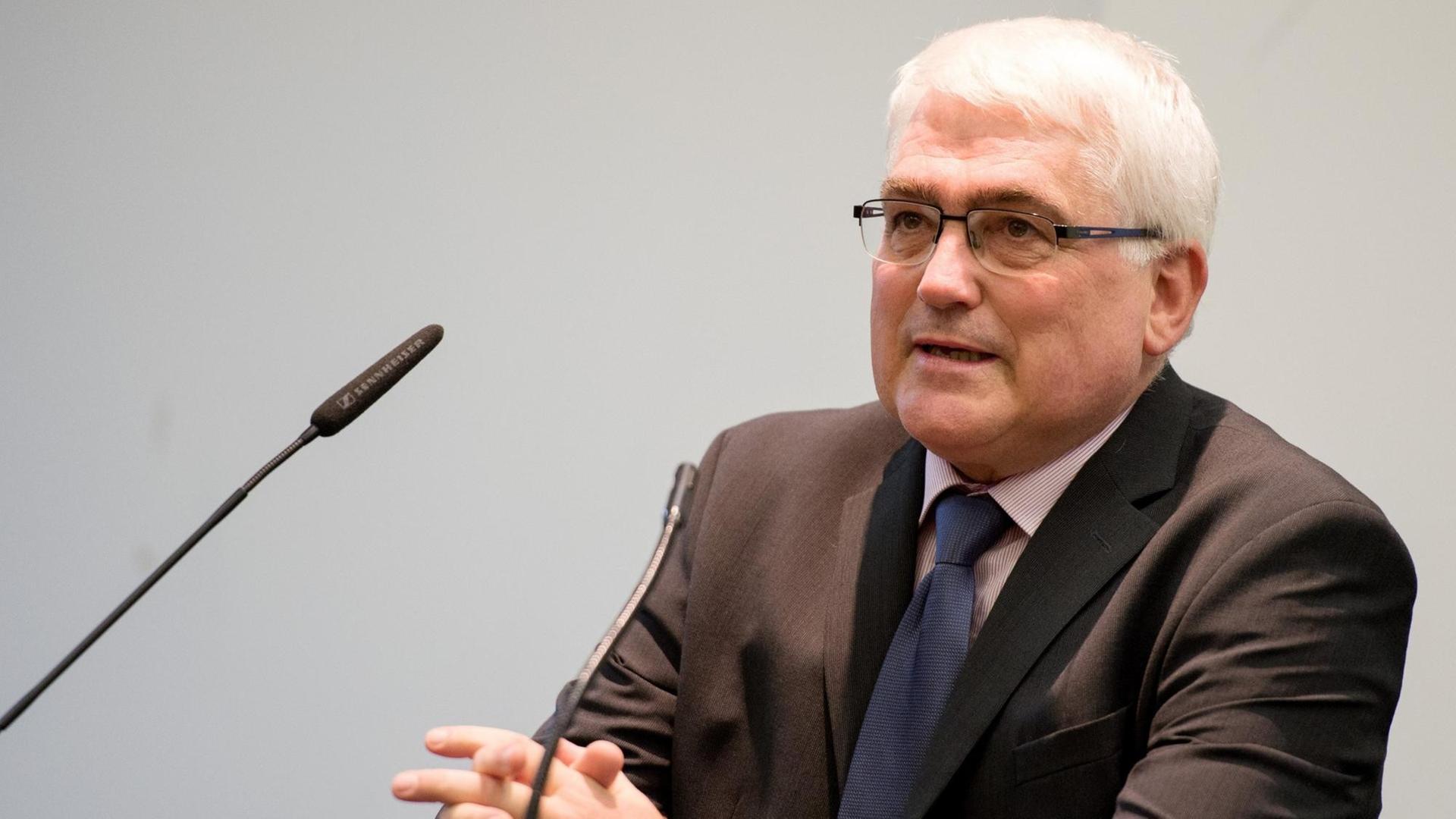 Ulrich Bongertmann, Vorsitzender des Verbandes der Geschichtslehrer Deutschlands spricht in ein Mikrofon Ulrich Bongertmann, Vorsitzender des Verbandes der Geschichtslehrer Deutschlands spricht in ein Mikrofon