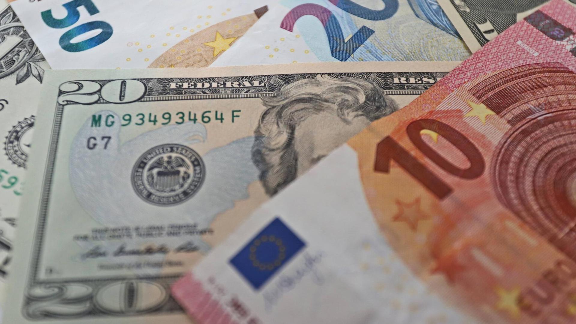 US-Dollar und Euro-Geldscheine liegen zusammen US-Dollar und Euro-Geldscheine liegen zusammen
