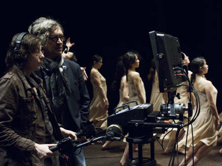 Dreharbeiten zum Film "Pina": Hélène Louvart und Wim Wenders mit Tänzern des Ensembles von "Sacre du Printemps" Dreharbeiten zum Film "Pina": Hélène Louvart und Wim Wenders mit Tänzern des Ensembles von "Sacre du Printemps"