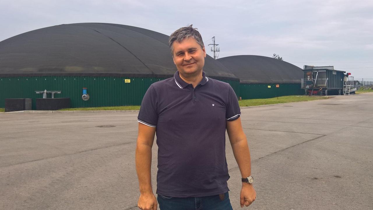 Leszek Gryko ist Mitte 40, lächelt freundlich und steht vor seiner Biogasanlage, die aus zwei runden Hallen besteht. Leszek Gryko ist Mitte 40, lächelt freundlich und steht vor seiner Biogasanlage, die aus zwei runden Hallen besteht.