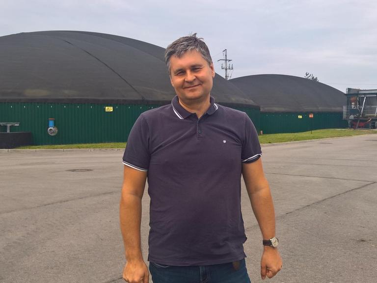 Leszek Gryko ist Mitte 40, lächelt freundlich und steht vor seiner Biogasanlage, die aus zwei runden Hallen besteht.
