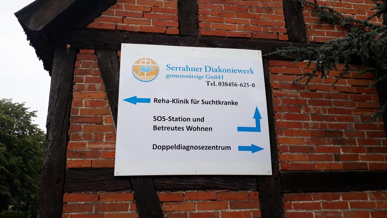 Ein Schild in Serrahn weist den Weg zur SOS Station und zur Reha-Klinik für Suchtkranke.