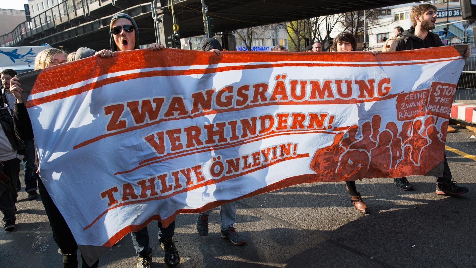 Ein Transparent mit der Aufschrift "Zwangsräumung" wird in Berlin bei einer Demonstration gegen Gentrifizierung getragen. Ein Transparent mit der Aufschrift "Zwangsräumung" wird in Berlin bei einer Demonstration gegen Gentrifizierung getragen.