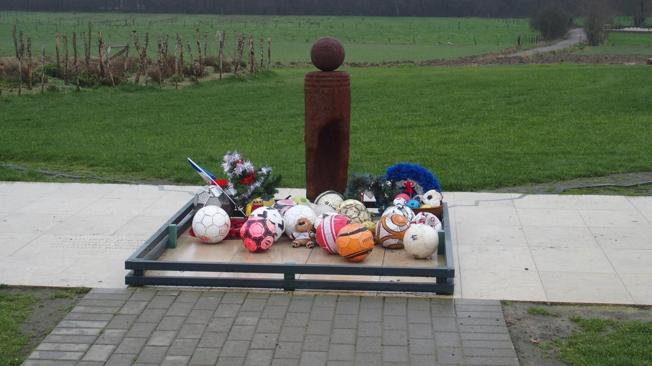 Denkmal zur Erinnerung an Fußballspiele im Niemandsland in den Weihnachtstagen 1914 Denkmal zur Erinnerung an Fußballspiele im Niemandsland in den Weihnachtstagen 1914