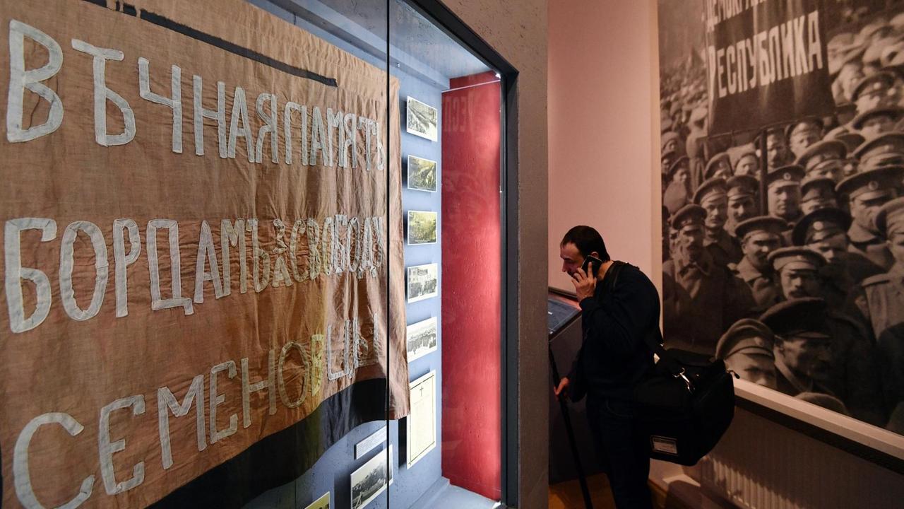 Ein Trauer-Spruchband hängt an der Wand der Ausstellung "Der Kode der Revolution" im Museum der Zeitgeschichte Russlands. Der Text erinnert an die Opfer der russischen Revolution in Petrograd vom 23. März 1917