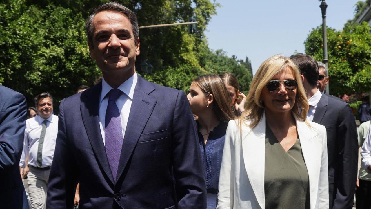 Der neue griechische Regierungschef Kyriakos Mitsotakis mit seiner Frau nach seiner Vereidigung in Athen. Der neue griechische Regierungschef Kyriakos Mitsotakis mit seiner Frau nach seiner Vereidigung in Athen.