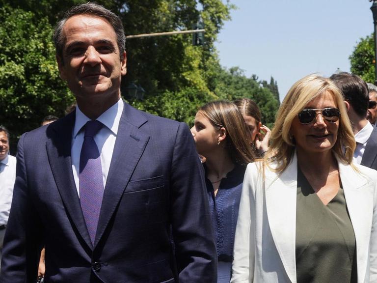 Der neue griechische Regierungschef Kyriakos Mitsotakis mit seiner Frau nach seiner Vereidigung in Athen.