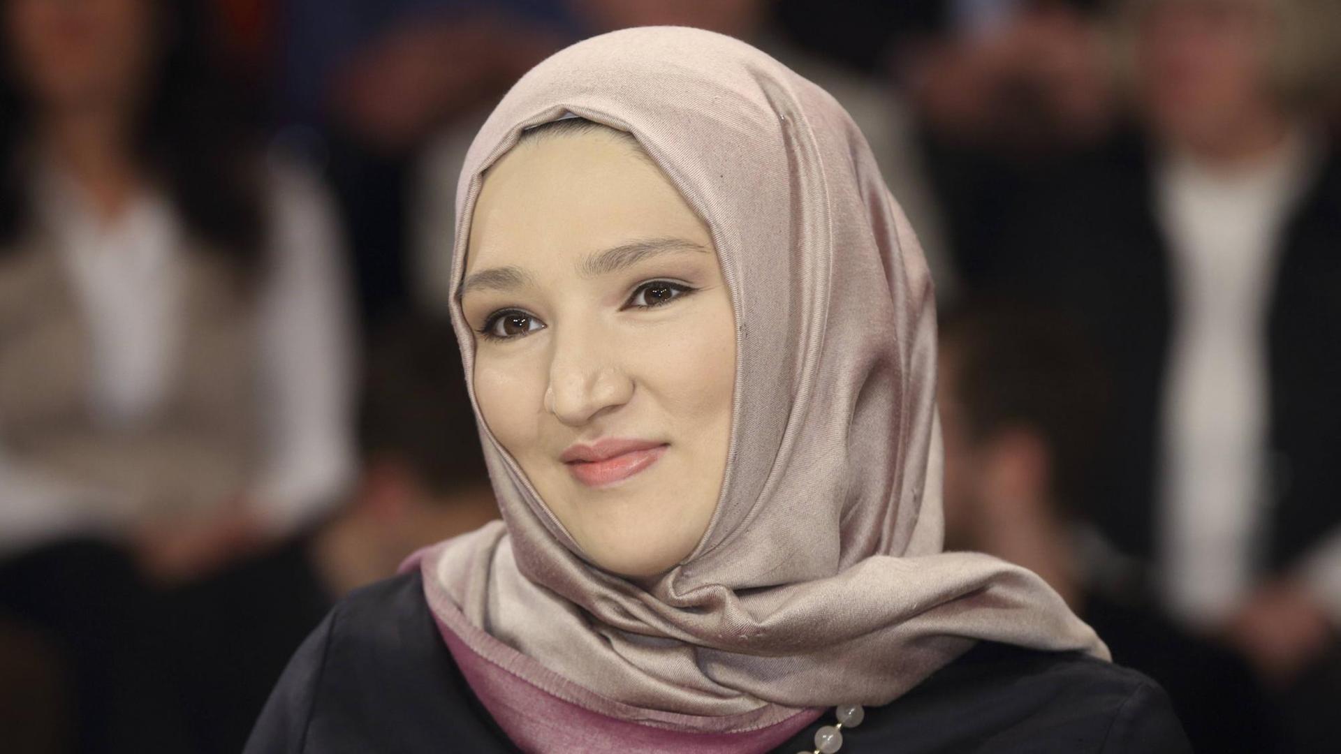 Die Journalistin Kübra Gümüsay in der ZDF-Talkshow maybrit illner am 03.12.2015 in Berlin. Die Journalistin Kübra Gümüsay in der ZDF-Talkshow maybrit illner am 03.12.2015 in Berlin.