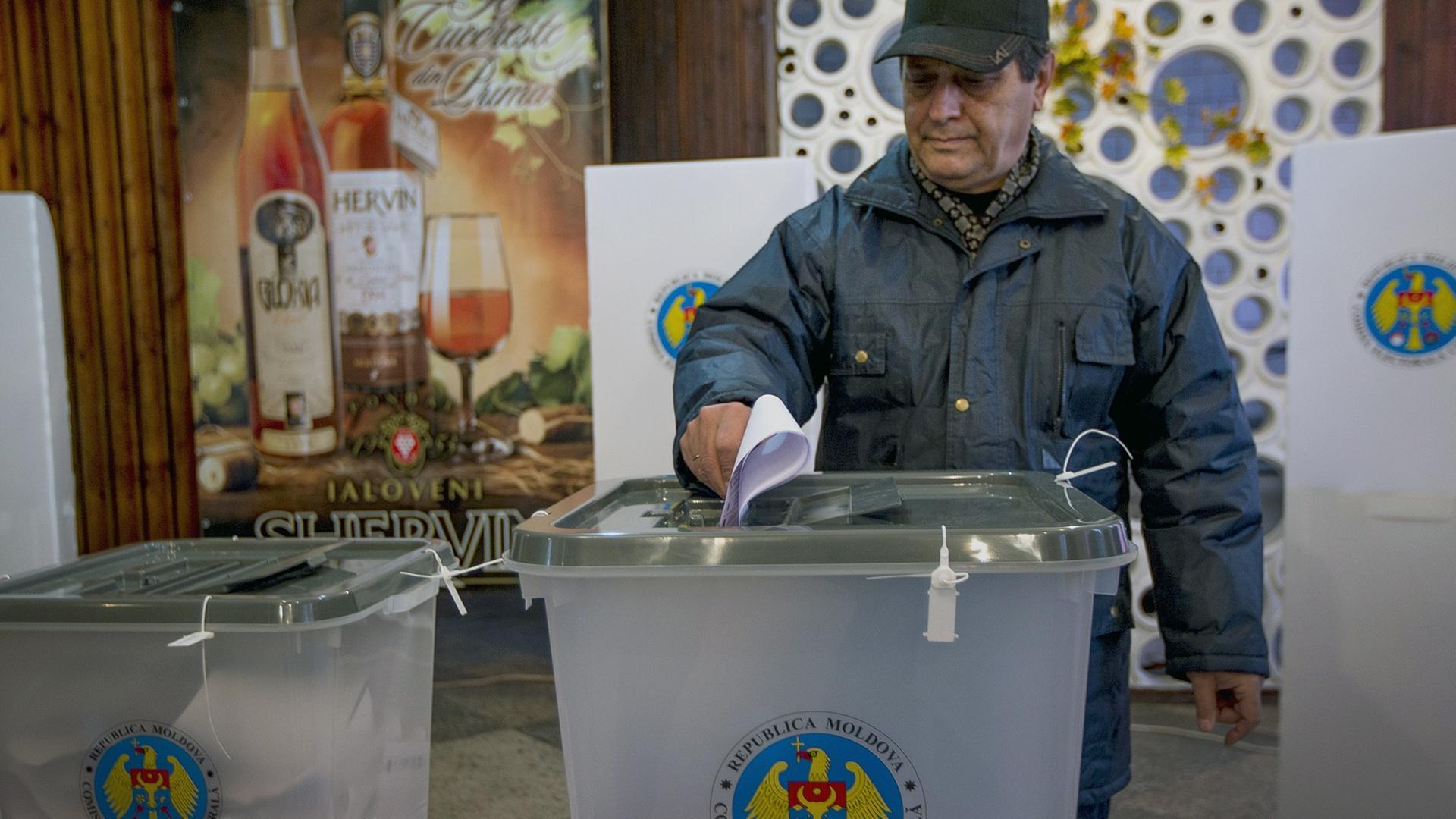 Ein Mann gibt seine Stimme bei den Wahlen in der Republik Moldau ab Ein Mann gibt seine Stimme bei den Wahlen in der Republik Moldau ab