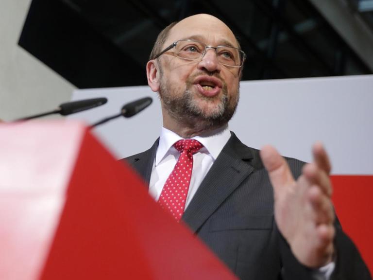 SPD-Chef Martin Schulz äußert sich in Berlin zur Landtagswahl im Saarland.