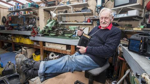 Der britische Erfinder Trevor Baylis in seiner Werkstatt (2013).