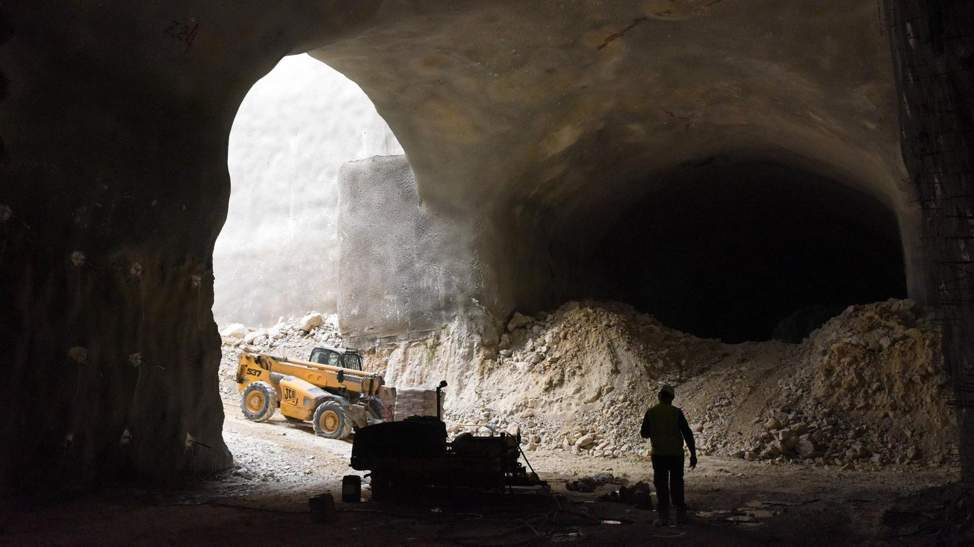 Itzik Behar, project engineer, walks in tunnels that will house catacomb burial plots in the underground burial tunnels at the Givat Shaul Cemetery, Har HaMenuchot, in Jerusalem, Israel, November 26, 2017. Due to overcrowding and lack of land for burial sites in Jerusalem, the religious burial society called Chevra Kadisha, is building the massive underground burial site that will provide space for more than 22,000 graves. PUBLICATIONxINxGERxSUIxAUTxHUNxONLY JER2017112616 DEBBIExHILL Itzik Behar, project engineer, walks in tunnels that will house catacomb burial plots in the underground burial tunnels at the Givat Shaul Cemetery, Har HaMenuchot, in Jerusalem, Israel, November 26, 2017. Due to overcrowding and lack of land for burial sites in Jerusalem, the religious burial society called Chevra Kadisha, is building the massive underground burial site that will provide space for more than 22,000 graves. PUBLICATIONxINxGERxSUIxAUTxHUNxONLY JER2017112616 DEBBIExHILL