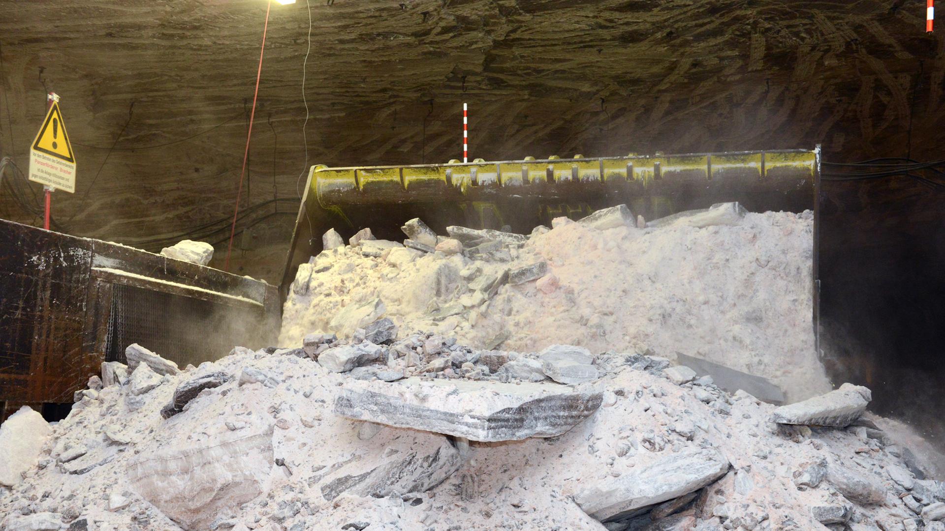 Ein Lader kippt am 01.07.2014 im Kaliwerk Werra am Standort Hera bei Philippsthal (Hessen) das abgesprengte Rohsalz in einen Brecher. Ein Lader kippt am 01.07.2014 im Kaliwerk Werra am Standort Hera bei Philippsthal (Hessen) das abgesprengte Rohsalz in einen Brecher.