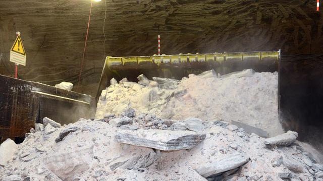 Ein Lader kippt am 01.07.2014 im Kaliwerk Werra am Standort Hera bei Philippsthal (Hessen) das abgesprengte Rohsalz in einen Brecher.
