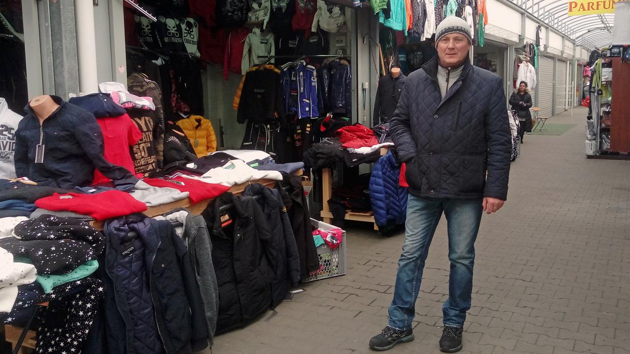 Der Händler Pawel Slawiak steht vor seinem Stand auf dem Markt in Slubice Der Händler Pawel Slawiak steht vor seinem Stand auf dem Markt in Slubice
