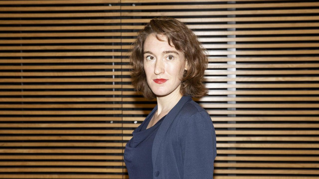 Porträt der Schriftstellerin Nora Bossong, mit freundlichem Blick in die Kamera. Porträt der Schriftstellerin Nora Bossong, mit freundlichem Blick in die Kamera.