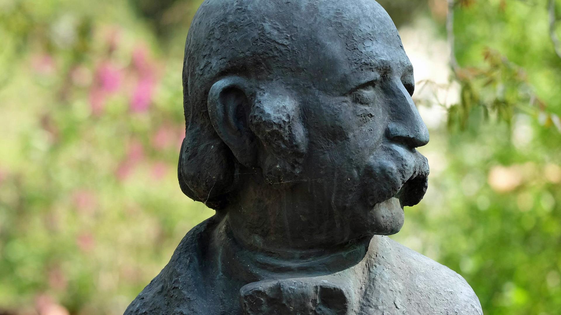 Büste des Dichters Theodor Fontane in Bad Freienwalde in Brandenburg Büste des Dichters Theodor Fontane in Bad Freienwalde in Brandenburg