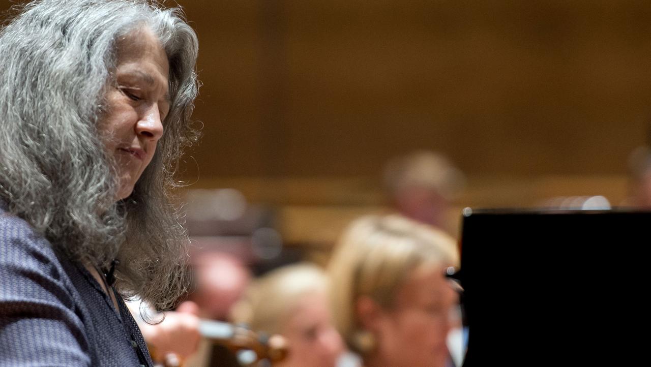 Die argentinische Pianistin Martha Argerich während einer Probe in der Philharmonie Berlin (2013). Die argentinische Pianistin Martha Argerich während einer Probe in der Philharmonie Berlin (2013).