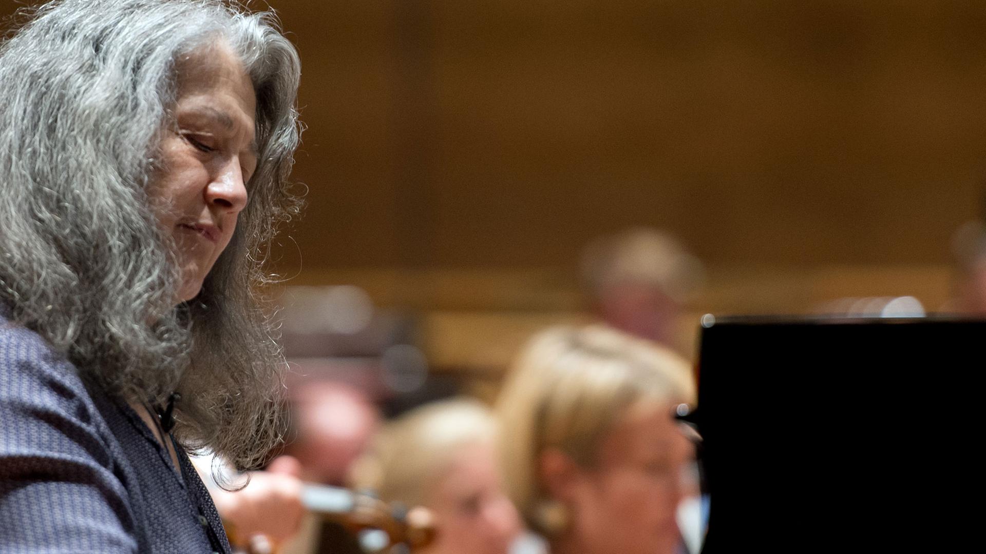 Die argentinische Pianistin Martha Argerich während einer Probe in der Philharmonie Berlin (2013). Die argentinische Pianistin Martha Argerich während einer Probe in der Philharmonie Berlin (2013).